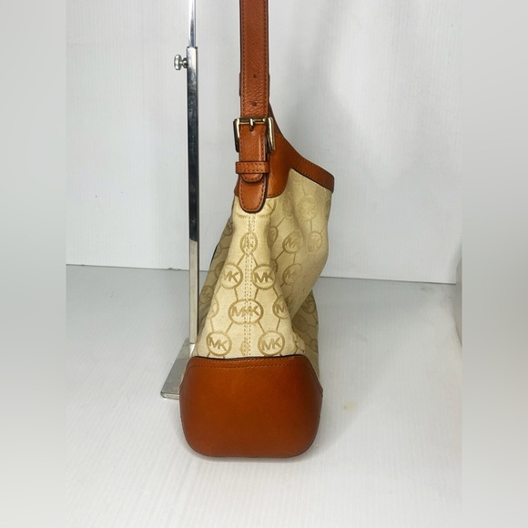 💕Authentic💕 Michael Kors Millbrook Large Shoulder Bag - Picture 4 of 9